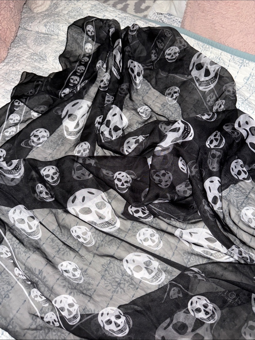 Alexander McQueen Black and Gray Skull Silk Scarf - Picture 3 of 3